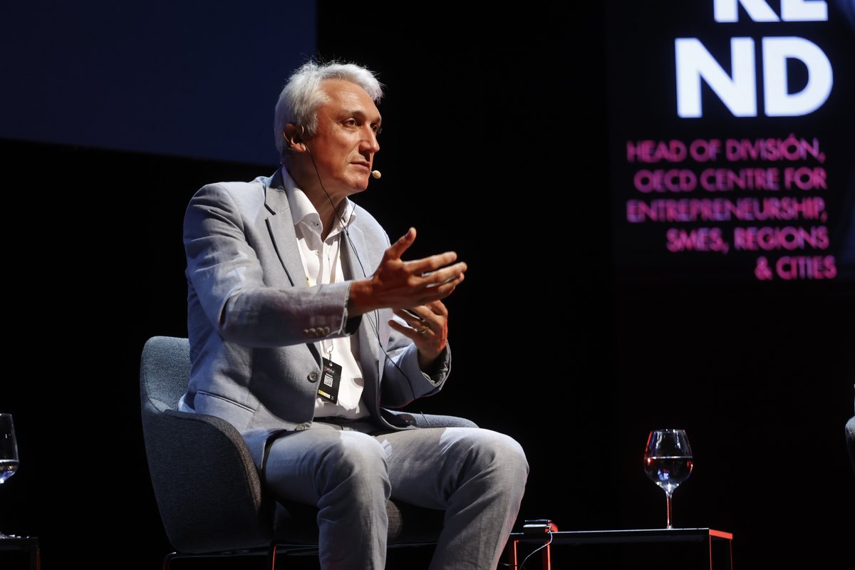 zonafrancavigo's tweet photo. Antón Costas ha moderado la mesa sobre #emprendimiento y dinámica empresarial de la primera jornada de #VigoGlobalSummit.

Un debate 🗣️ en el que se ha hablado del momento clave que estamos viviendo, en el que comenzamos a percibir una nueva realidad.

#Vigo #Economia https://t.co/NcxwoUsvVp