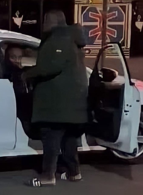 Am_Blujay's tweet photo. Green jacket worked overtime to save this man, he even got slapped for it https://t.co/UqzviRhtk9