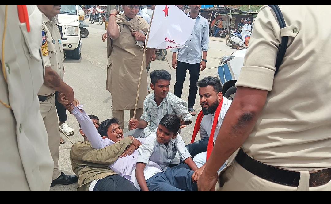 SFI నాయకులు విద్యార్థుల ? 
ఉగ్రవాదుల?
సమస్యల పరిష్కారం కోసం అడగటానికి వెళ్తే అక్రమంగా అరెస్టులు చేస్తారా?
ఇదేనా ప్రజాస్వామ్యం....?
#shameonbrs #sfits