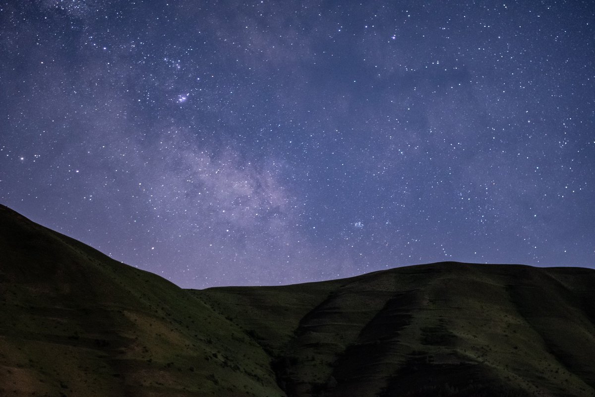 Nikon 50mm f1.8G ile dağların zirvelerinden yükselen samanyolunun merkezinden biraz ışık topladım. Özlemişiz 🌌😍