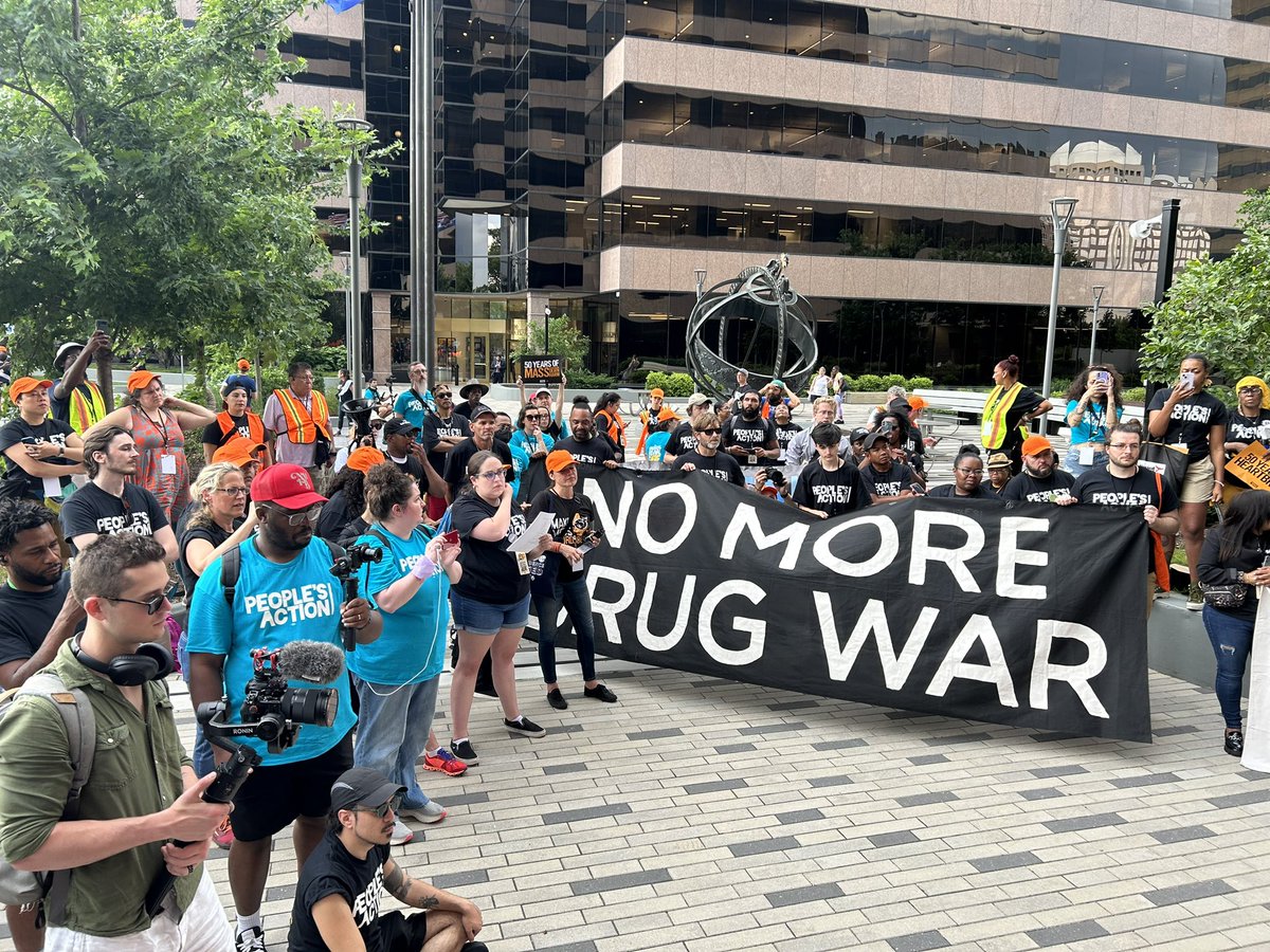 PplsAction's tweet photo. The @DEAHQ needs to see what it’s legacy has actually been and make changes. Dozens of people came up to share their stories of loved ones that they watched suffer and die. 
#NoMoreDrugWar https://t.co/oeQpVmMqFW