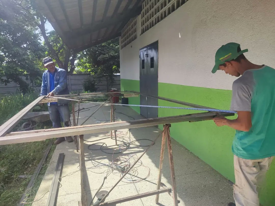 Alcaldia_Araure's tweet photo. Desde el TELBA, avanzamos con los trabajos hoy martes #27DeJun, con la Construcción de rejas, para garantizar seguridad en ésta importante institución educativa especial de #Araure.
Con Nicolás Maduro, Primitivo Cedeño en Araure #ElCompromisoContinúa
#IntegraciónTecnológica https://t.co/iK5Heczc4P