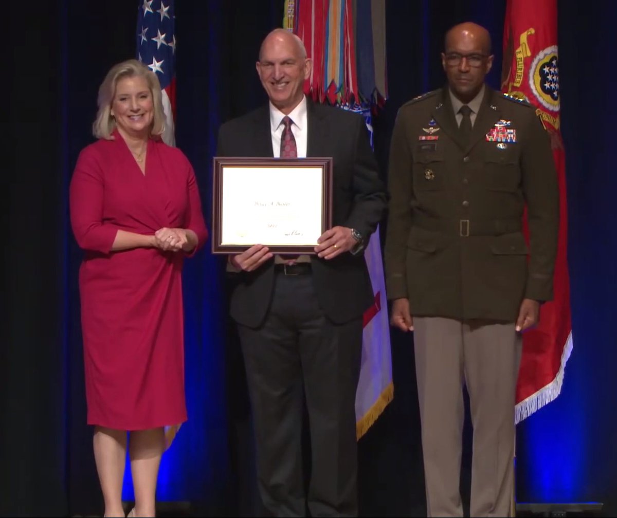 Mr. Bruce Busler, SES, director of SDDC’s Transportation Engineering Agency, received the Meritorious Executive Presidential Rank Award last week at a Pentagon ceremony hosted by @SecArmy. 
 
#ExceptionalPerformance | #WellDeserved