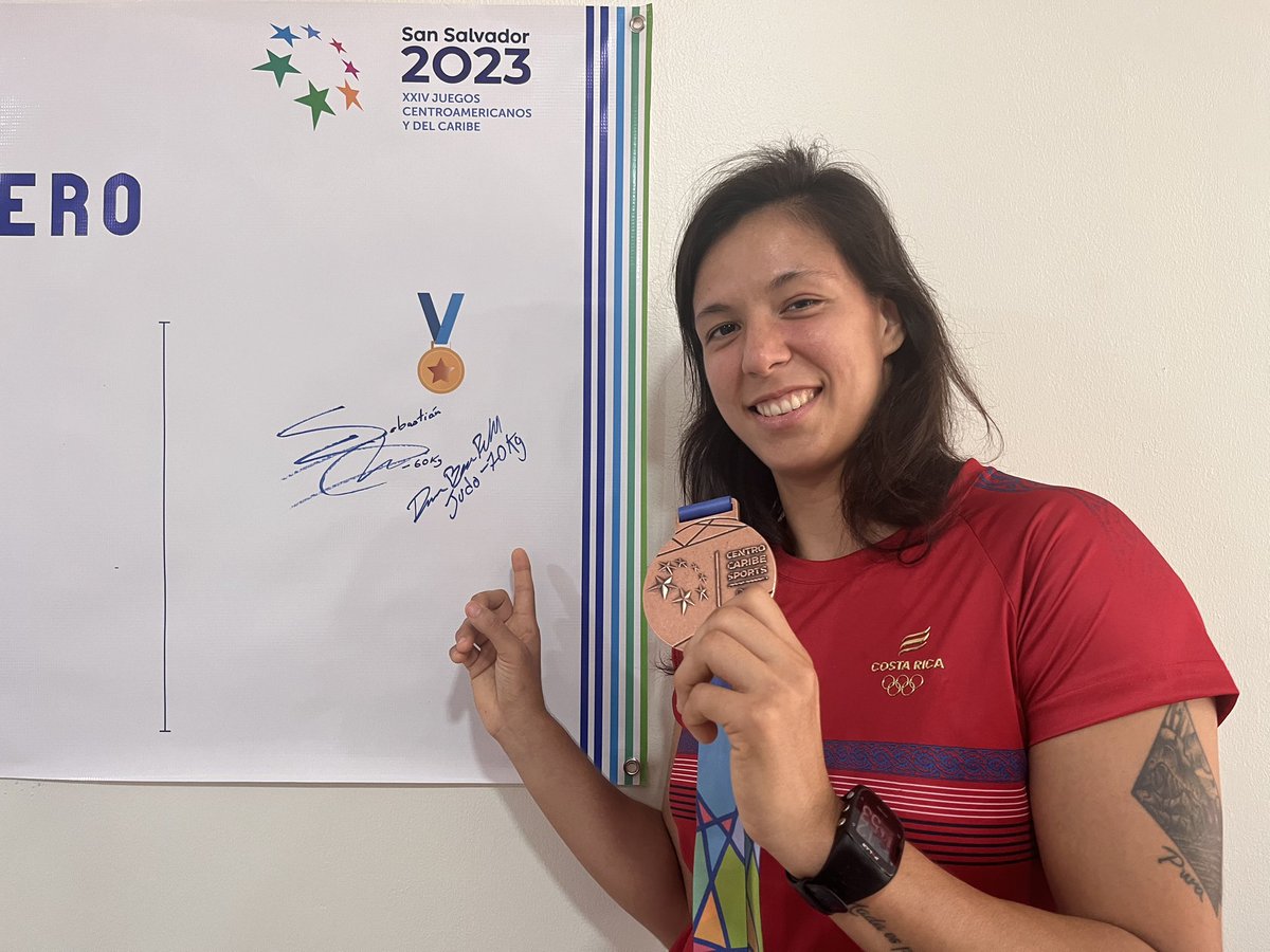 En la entrada del edificio donde se está hospedando Costa Rica hay una pancarta, la cual sólo puede ser firmada por los medallistas en San Salvador 2023. 🤩 ¡Los judocas Sebastián Sancho y Diana Brenes fueron los primeros afortunados! 🇨🇷