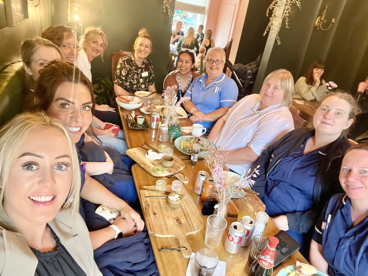 A team lunch is the best way to squeeze in some #team bonding. Also a great way to welcome Helen, the newest addition to our growing Community Education Team where we value #StaffEngagement & #Wellbeing ⭐️@MidYorkshireNHS @PETASTROSS @Seniornurse75 @ACS_CHodgson_MY @Mymy_DelRos