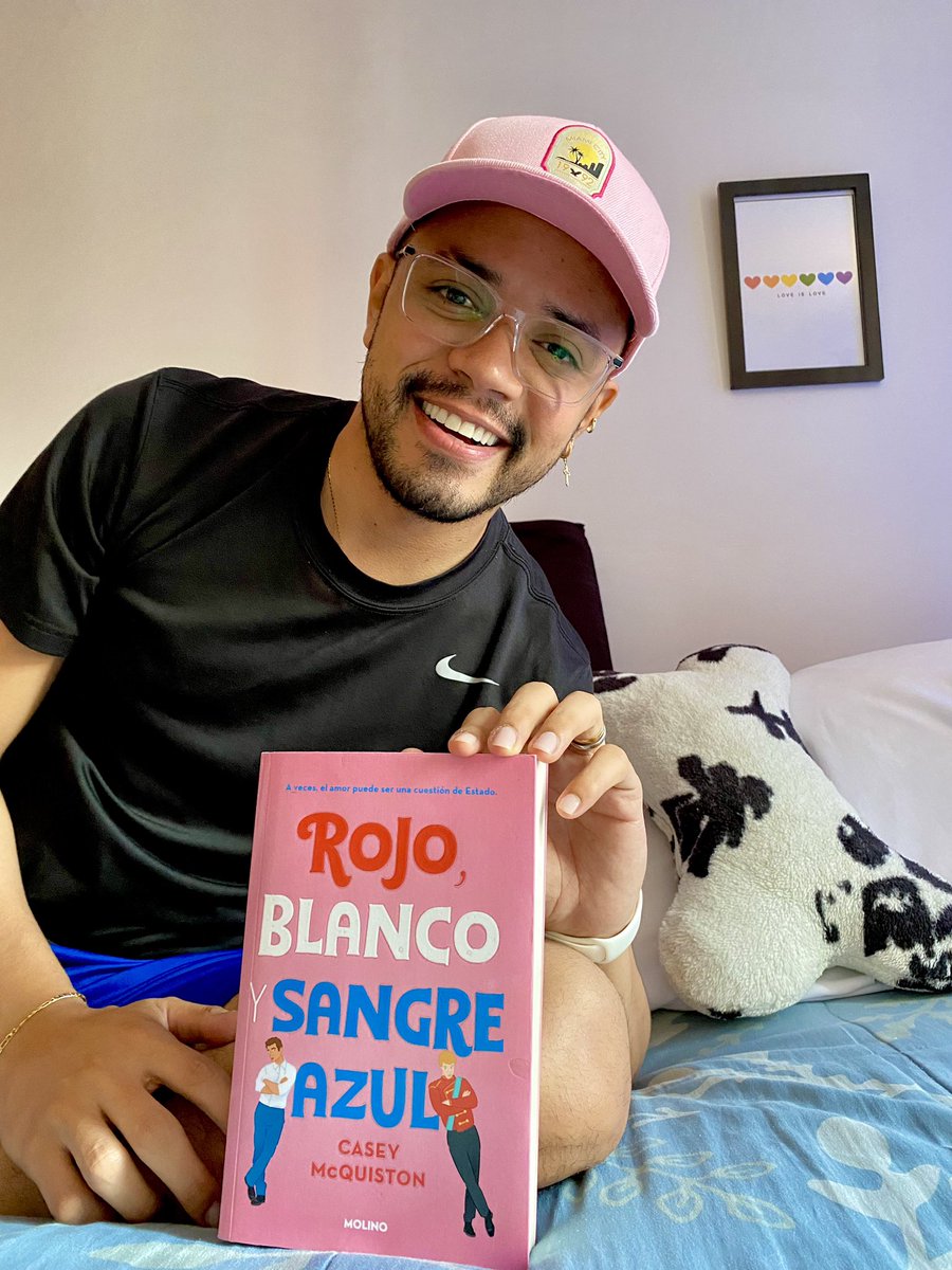 fmiguel91's tweet photo. Terminé esta maravilla de libro, amé cada palabra, cada página y toda la historia, me enamoré de cada personaje, y me enamoré del amor, se convirtió en mi Favorito #libro #rojoblancoysangreazul #caseymcquiston #loveislove #smile #latino #medellin 😍🥰🤭🏳️‍🌈 https://t.co/RWGnNPjmyG