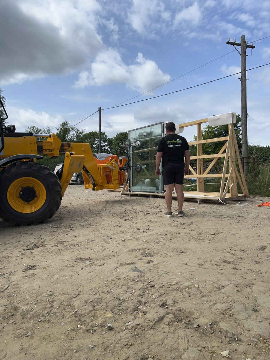 BenchmarkJosh's tweet image. Big day at @BenchmarkWin today as we started to install 3 x KS430 lift and slide doors plus 3 x KV440 French doors with integrated blinds at a new build in Sussex. All triple glazed with @InternormUK 🪟🍃