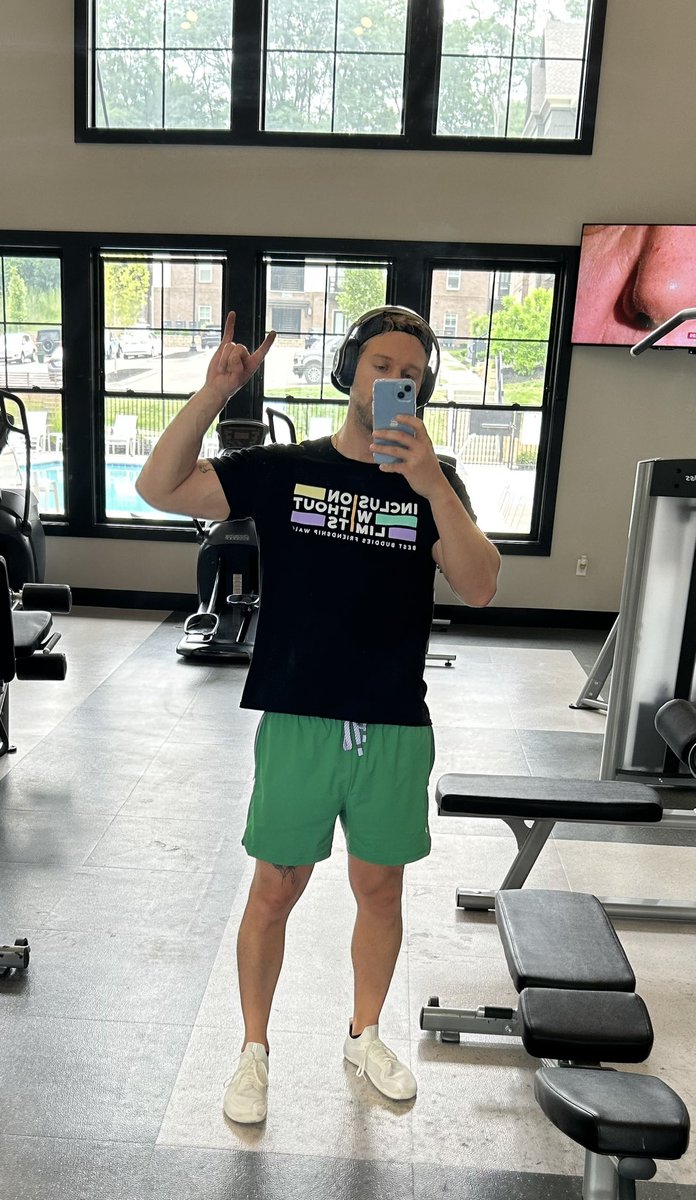 Repping <a href="/bestbuddies/">Best Buddies</a> and <a href="/BestBuddiesOhio/">Best Buddies in Ohio</a> during my pull-ups today! 😤💪