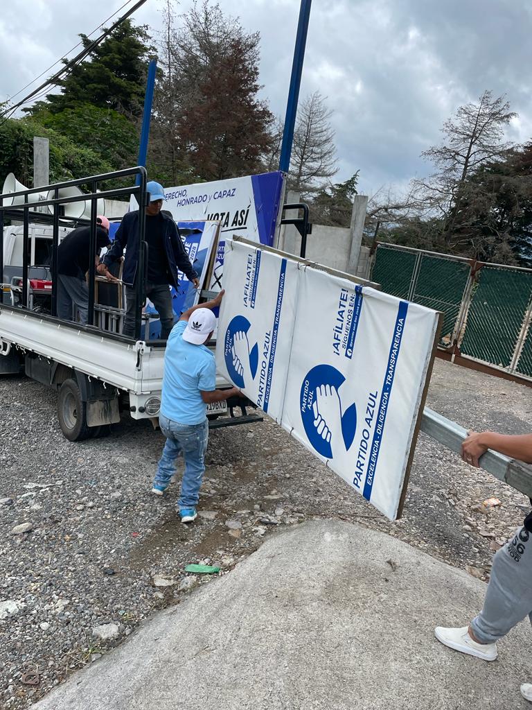 Azul_Pinula's tweet photo. Partido Azul inicia actividades para retirar toda su propaganda política en el municipio, tal y como lo prometimos durante la campaña política. ¡DIOS bendiga San José Pinula! 💙 https://t.co/C6FsLKvtC0