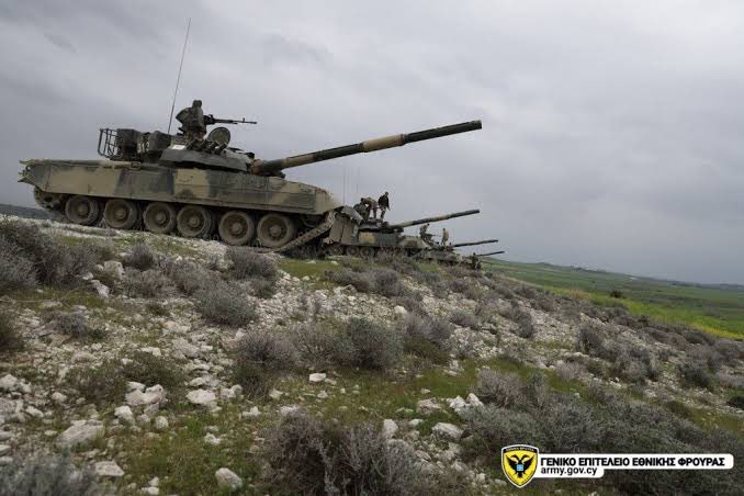 Geçenlerde Güney Kıbrıs Rum Yönetiminin T-80Ularıyla Merkava 2 ve 3leriyle değiştirileceği haberi Rumlar için modern sayılacak bir tank olan T-80Uların neden değiştirileceği akıllarda soru işareti oluşturmuştu.Bazı kaynaklarda bunların Ukraynaya verileceği gündeme getirilmiş.