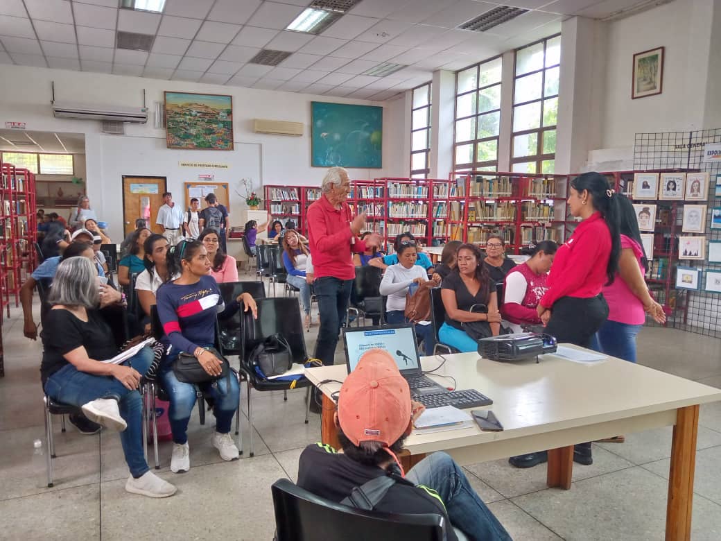 Seminario "Un Liderazgo Directivo para el desarrollo de las líneas orientadoras del nuevo modelo Educativo." suscrito desde los Centros de Investigación y Formación Gestión de la Educación y Lenguas y Culturas.