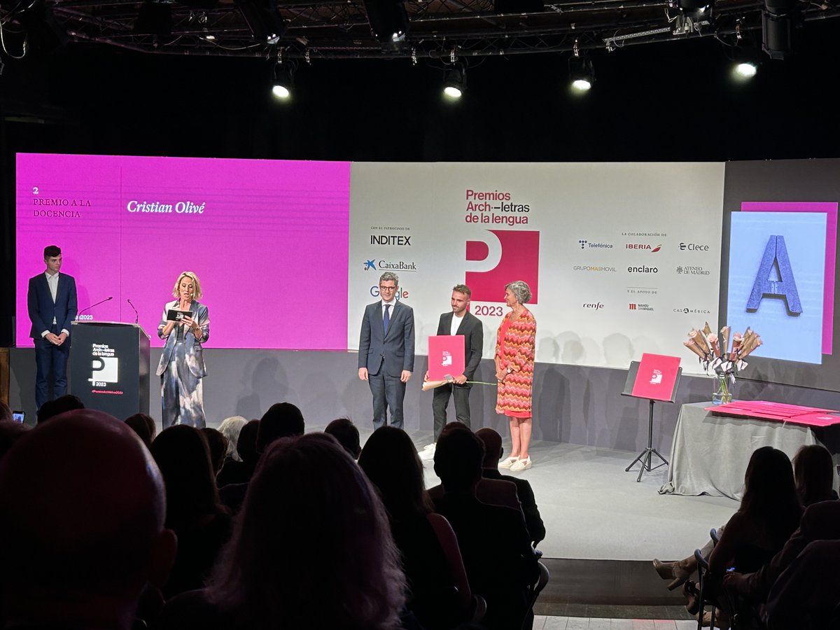 archiletras's tweet photo. 🗣 "Estoy aquí en nombre de los docentes que se entregan con entusiasmo en las aulas, incluso con grandes dificultades", señala @xtianolive que dedica su premio a los estudiantes #LGTBI que sufren comentarios y miradas hostiles por ser quienes son. https://t.co/tP3ZZvsczU
