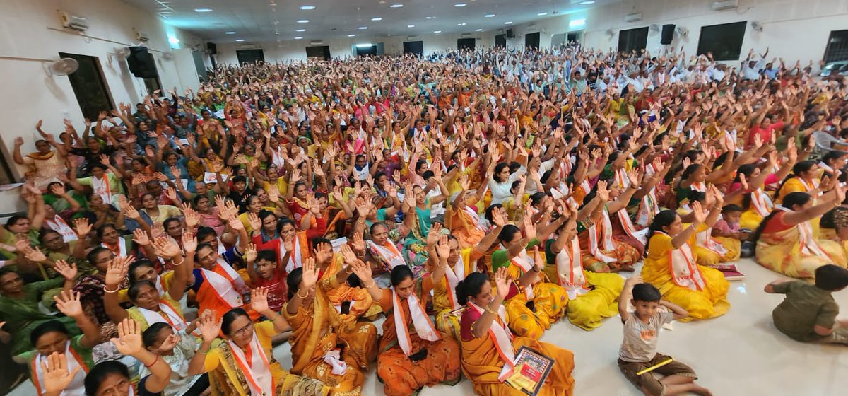 Vrajrajkumarji1's tweet photo. VYO Vaishnav Jagruti Program in Jamkandorana (Saurastra).

#vrajrajkumarji #vyo #pushtimarg #vaishnav #satsang #sangit #jamkandorana https://t.co/NYyZNZsm2r