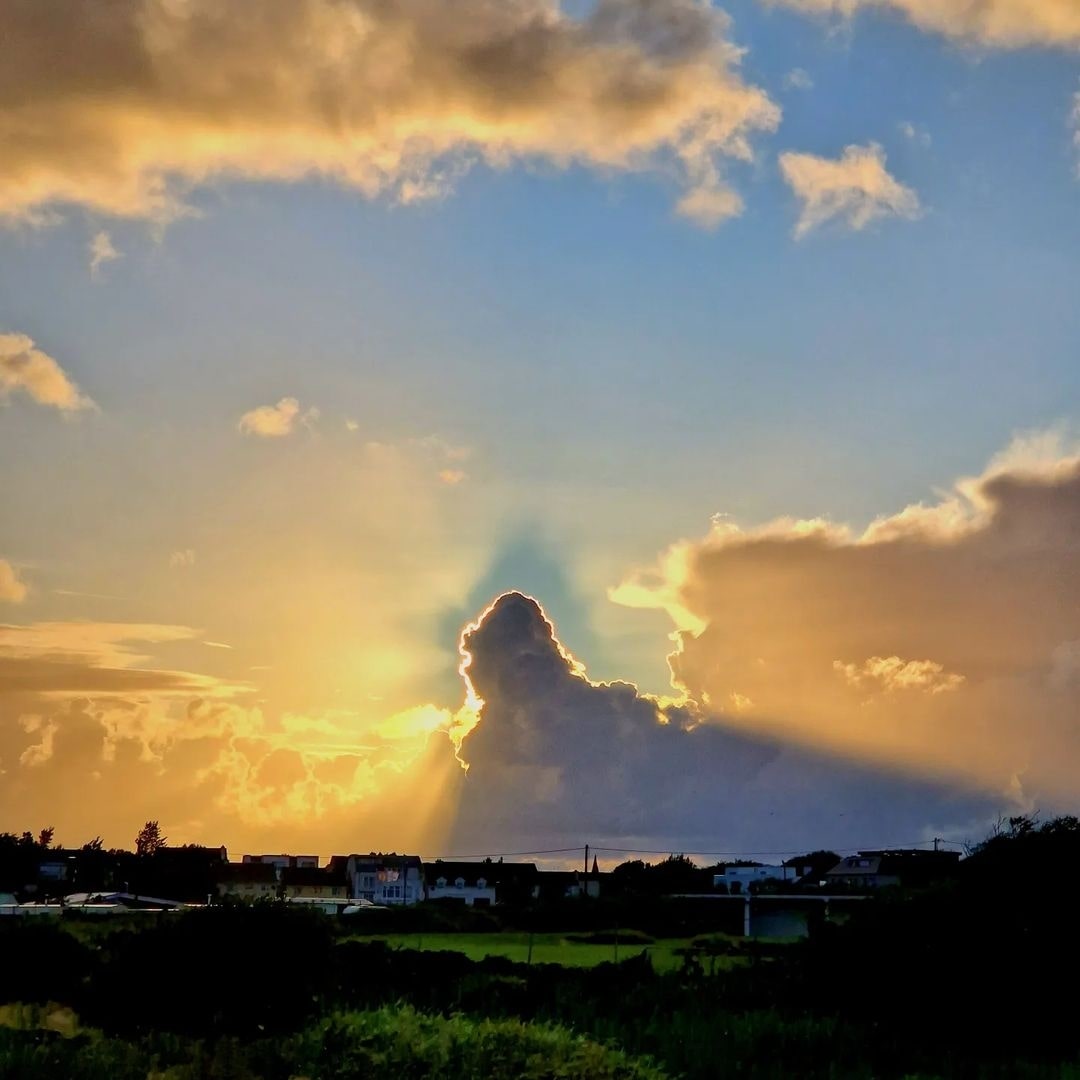 A gorilla in the sky? A person wearing headphones? What do you see... ? 🤔 We absolutely love this epic sky shot! 🦍🎧🌇😍

📸 IG/ breathing_eire
📍 Salthill, Galway

#Sunset #CloseOfDay #GoldenHour #LoveThis #CloudArt #Gorilla #Person #Salthill #Galway #Ireland #VisitGalway