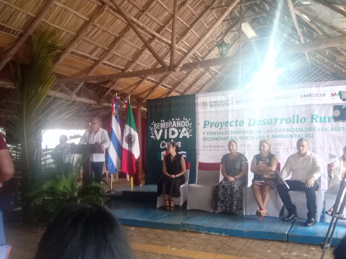 jose740902's tweet photo. "Sembrando Vida" #Cuba, inicia el Proyecto Desarrollo Rural, para fortalecer las relaciones de cooperación con #Mexico, para como a dicho @lopezobrador_  a ese país digno que es #Cuba, hay que llevar la cooperación de los pueblos hermanos.#Artemisa #MejorSinBolqueo https://t.co/dmo7UJG1N2