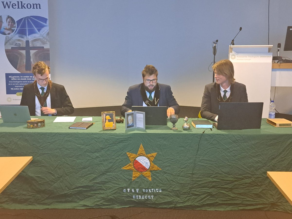 GTSVVoetius's tweet photo. Gisteren een mooie afscheidsHV. Leden zwaaiden af, het bestuur wisselde en bijna vakantie!
Het nieuwe bestuur bestaat uit:
Am. Camfferman, abactis
Am. De Gelder, praeses
Am. Bes, fiscus
#theologie #vereniging #pthu #vufrt https://t.co/RwxcxzIKRN