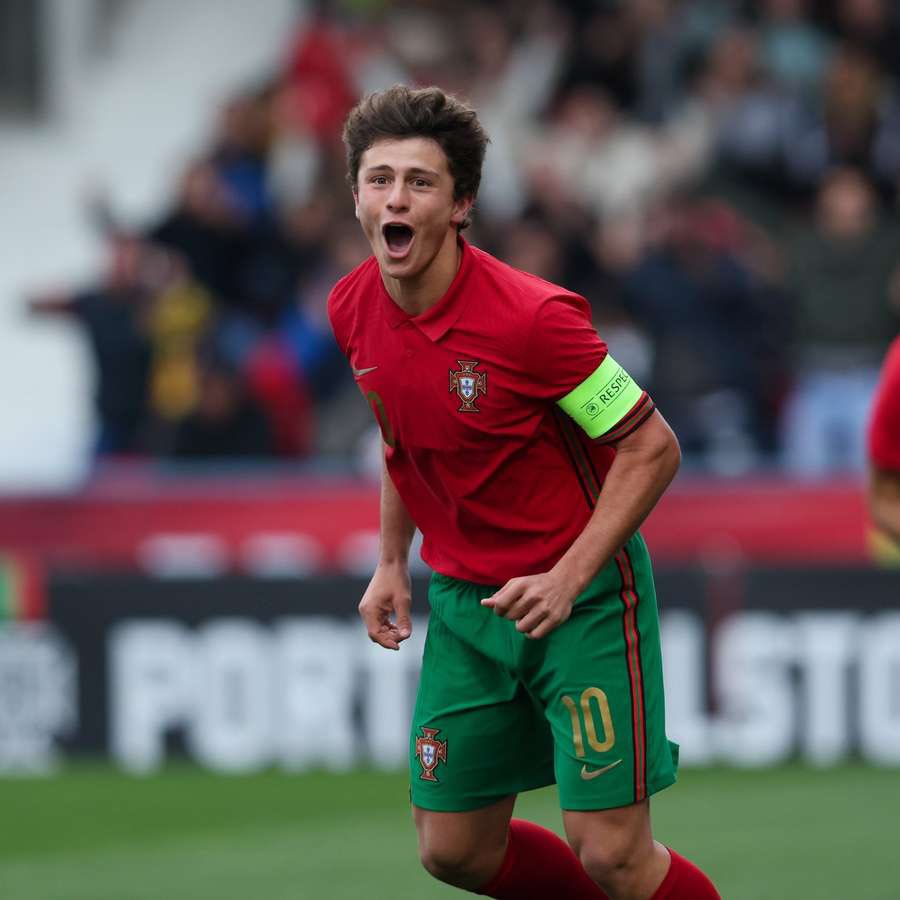 João Neves buteur lors de la victoire du Portugal contre la Belgique pour l’Euro U21.

 #EPluribusUnum #MadeInBenfica
