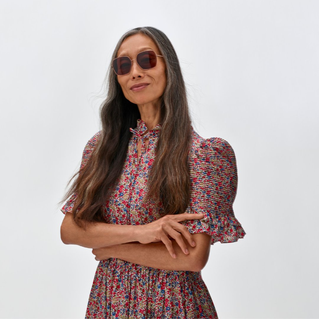 Estas gafas de sol de Liberty hexagonales y suavemente anguladas llevan adornos en metal bronce con reflejos esmaltados de color rosa empolvado. Una montura elegante para lucir todo el año. 🌸 
🔗 fal.cn/3zrKy