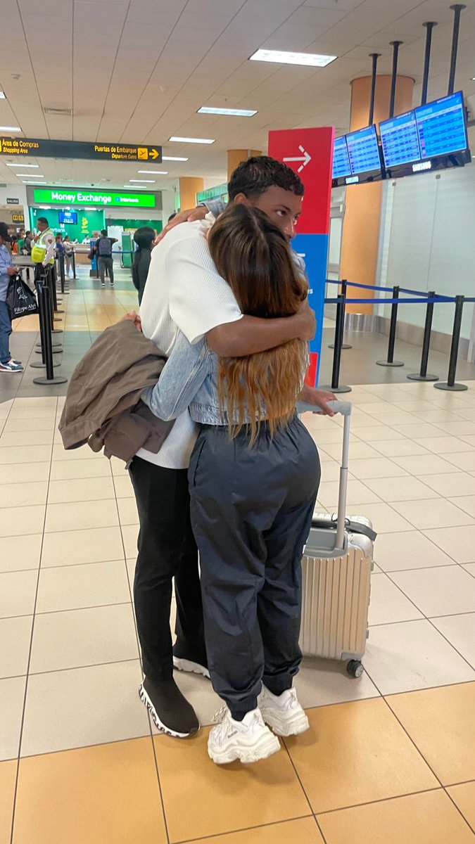 machitocasas's tweet photo. Un abrazo que reconforta a Miguel Araujo y su esposa Jacqueline quien lo despidió previo a su viaje a Los Angeles. El zaguero realizará los exámenes medicos para luego firmar contrato  con el @TimbersFC. Nuevos retos para "La Fiera" en la #MLS⚽️
@TVPeruDeportes #EnPared https://t.co/IKtDIF36dE