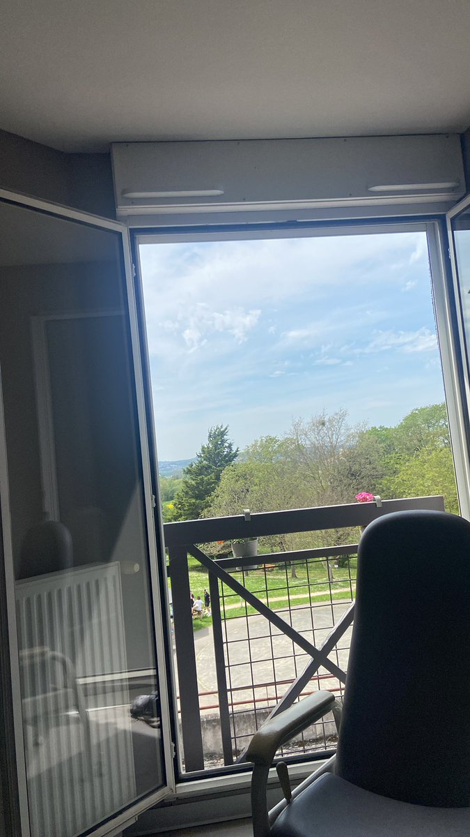 Après 6 semaines d’hospitalisation pour un Covid long sévère, je fais ce thread pour informer à la fois sur le Covid long pour ceux qui voient pas vraiment ce que c’est et à la fois sur cette clinique pour les malades à qui ça pourrait servir 👇

(J’avais la + belle chambre)