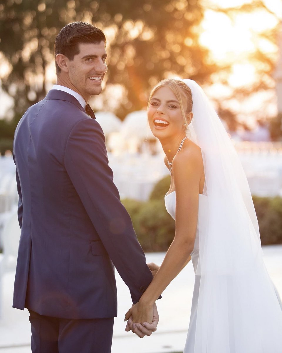 Madridismoreal's tweet photo. Thibaut Courtois y Mishel 👰🏻🤵🏻💍

Enhorabuena @thibautcourtois ❤️ https://t.co/oXPWe4mc5i