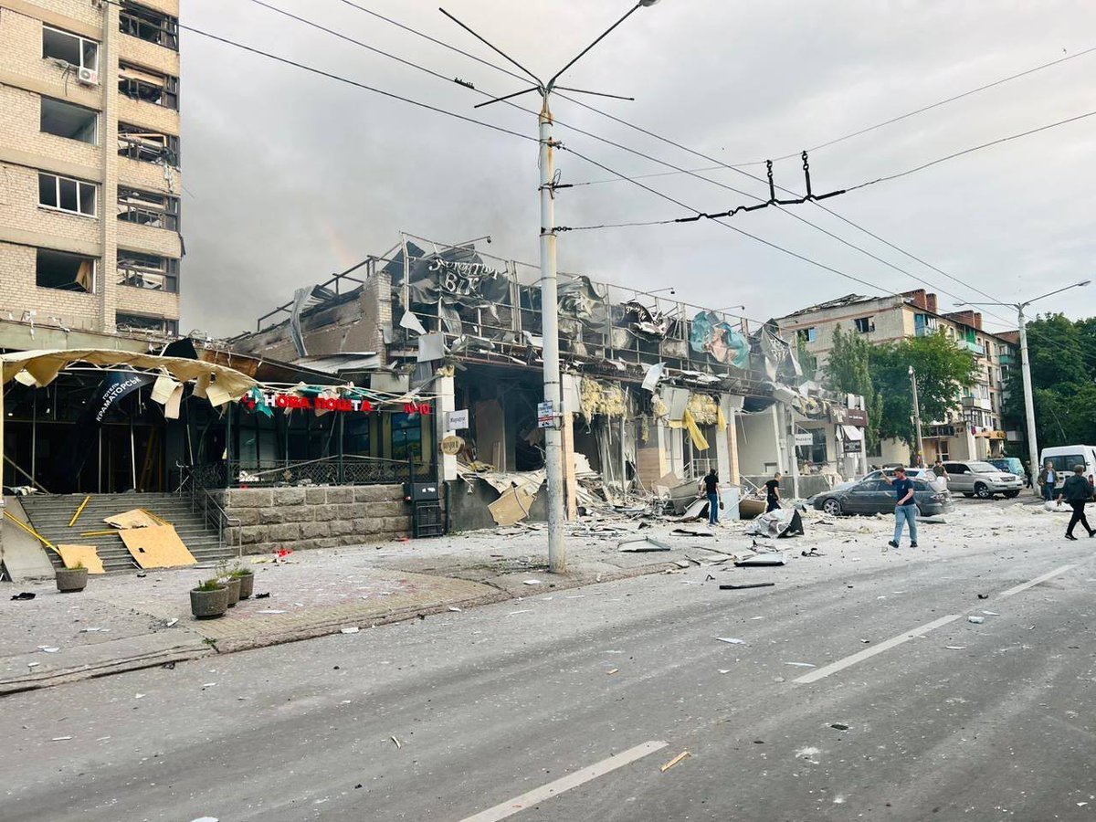 DefenceU's tweet photo. Today, russian terrorists hit a cafe in Kramatorsk, Donetsk region.
UPD. UPD. At least 3 civilians have been killed, and 25 have been injured. Currently, a search and rescue operation is underway.
#russiaisaterroriststate

📷 @APUkraine @ukrpravda_news https://t.co/hVolnSjJfV