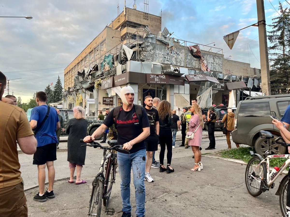 DefenceU's tweet photo. Today, russian terrorists hit a cafe in Kramatorsk, Donetsk region.
UPD. UPD. At least 3 civilians have been killed, and 25 have been injured. Currently, a search and rescue operation is underway.
#russiaisaterroriststate

📷 @APUkraine @ukrpravda_news https://t.co/hVolnSjJfV