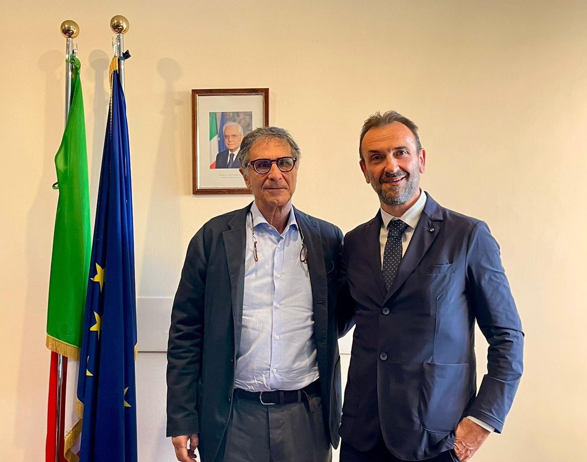 Oggi ho incontrato il presidente di @Federparchi Luca Santini. È stato un momento importante di condivisione e di analisi sull’importanza e il ruolo delle aree naturali protette. 1/2