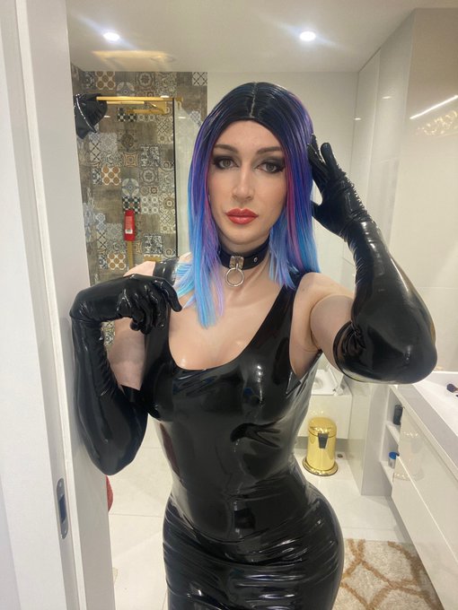 men can look good in dresses too 💙 https://t.co/fXe3HYyHA0