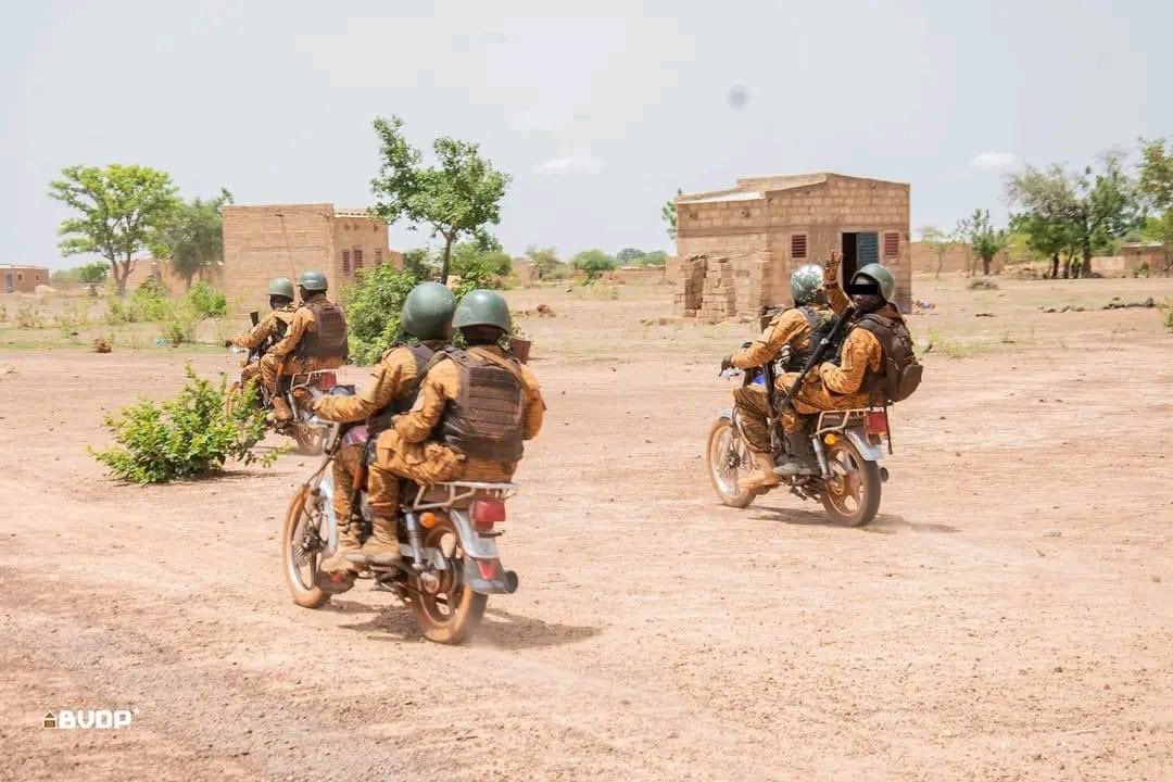Dsiribie's tweet image. #Burkina | Attaque d’un convoi de retour de #Djibo, hier lundi. Bilan officiel, 31 soldats et 3 #VDP tombés. Plus de 40 terroristes neutralisés (Communiqué #Armée )
#Lwili