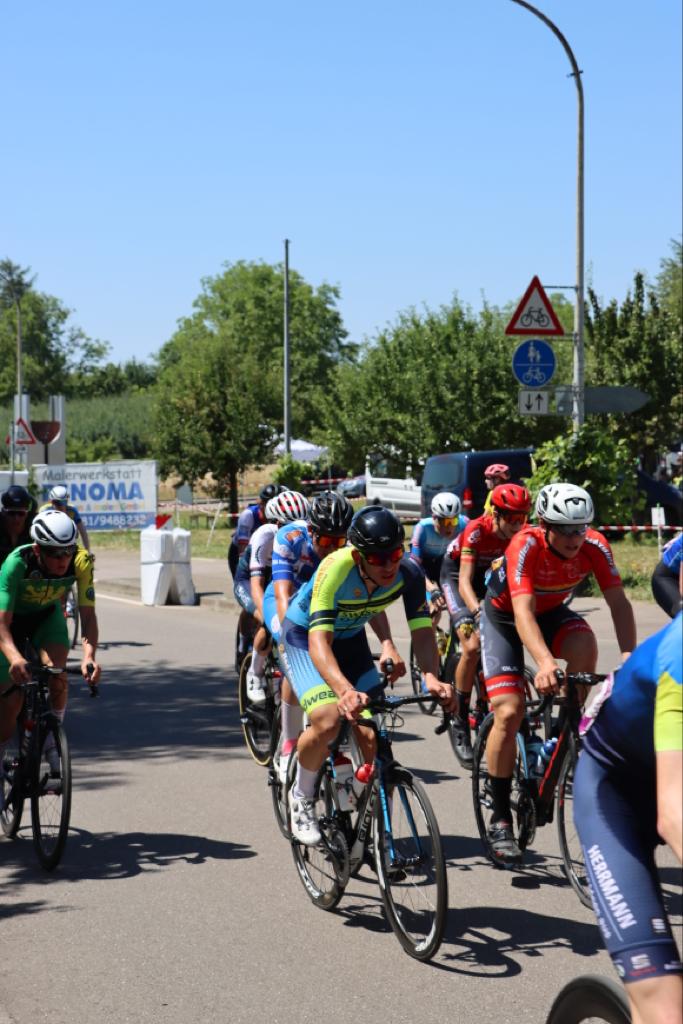 MarzahnerB's tweet photo. Am vergangenen Wochenende standen für einige unserer Sportler der Altersklasse U19 und U23 die Deutschen Strassenmeisterschaften auf dem Terminplan. Für die U23 wurden diese wieder von der Sauser Event GmbH ausgerichtet....
https://t.co/d09bnnjebj https://t.co/mxxnTN0t7l