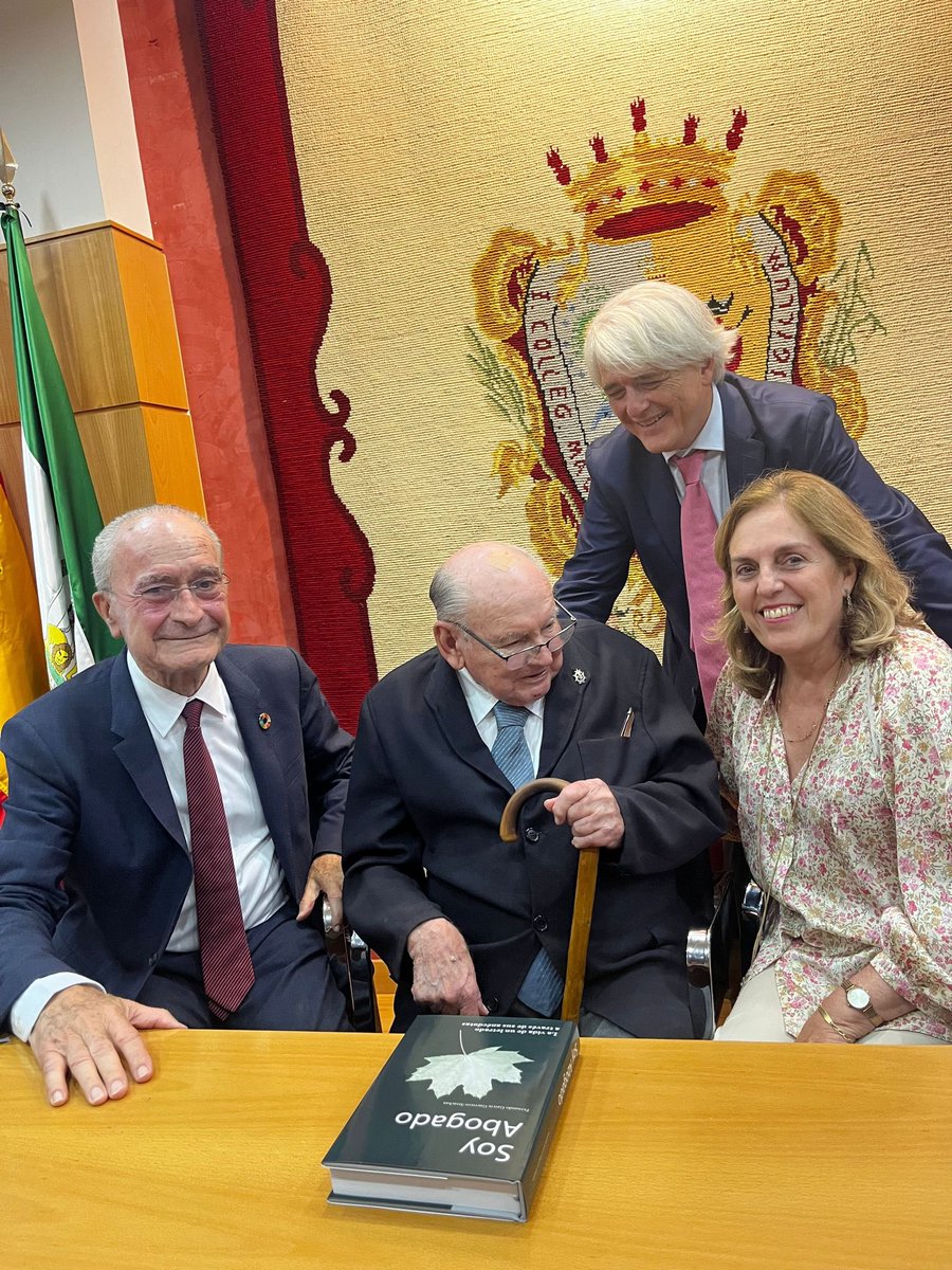 AbogaciaMalaga's tweet photo. Al encuentro han asistido: nuestro Decano, Salvador González; el Decano Emérito Francisco Javier Lara; el Decano Emérito Nielson Sánchez Stewart; el Decano Emérito José María Davo; el alcalde, Francisco De la Torre, y la presidenta de la Audiencia Provincial, Lourdes García Ortiz https://t.co/aQ7E9N2ffA