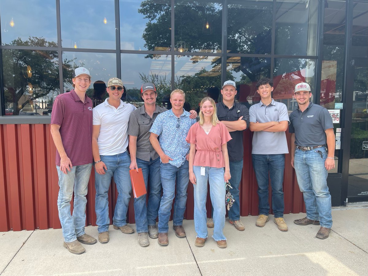 #InternTuesday

Our interns grabbing lunch after their most recent OSHA 30 training together. Such a great group!

#MYCONGCI #AEC #DFWConstruction #TexasConstruction #TogetherWeBuildTheBest #Industrial #Interns #ConstructionInterns #HandsOnExperience