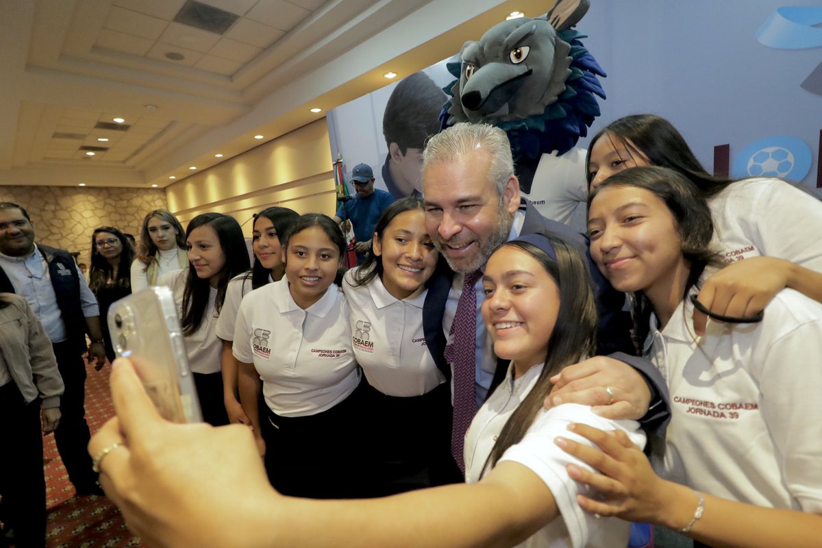 Entregamos reconocimientos a estudiantes del COBAEM que participaron en las 39 Jornadas Académicas, Culturales, Cívicas y Deportivas, haciendo un llamado a seguir trabajando por las y los jóvenes de Michoacán para brindarles más y mejores oportunidades para el futuro.