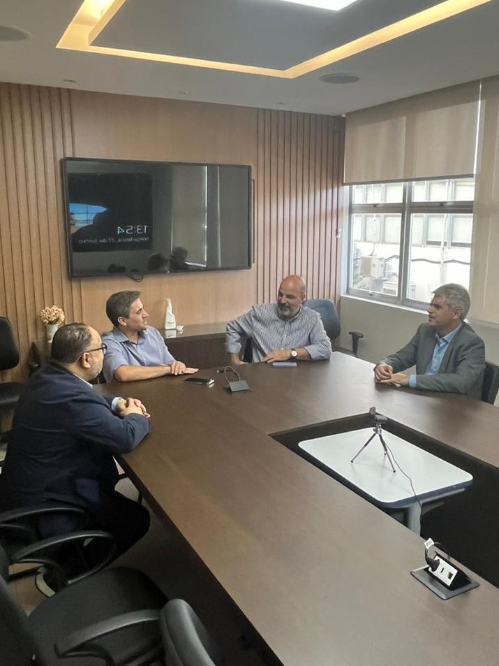 henriquepaim66's tweet photo. Dia de reunião na Secretaria de Educação de Mato Grosso. Com o secretário Alan Resende Porto e o secretário adjunto executivo Amauri Monge Fernandes, avaliamos a educação no estado e o #SistemaEstruturadodeEnsino, projeto apoiado pela #FGVDGPE. 

#SeducMT https://t.co/UguDKglAPY