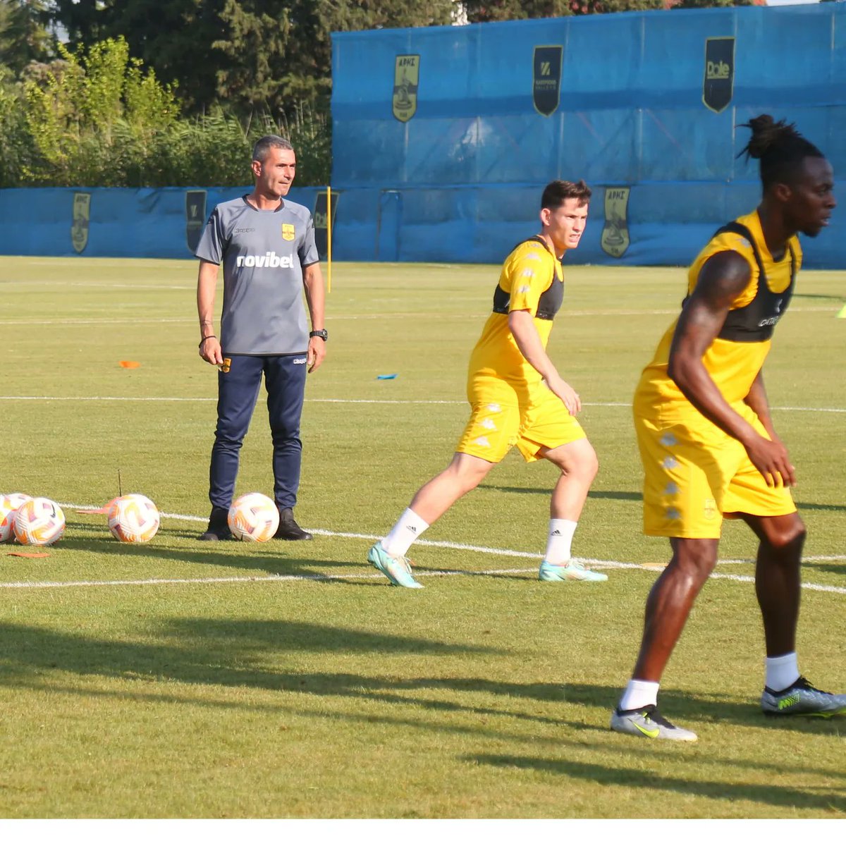 ARIS__FC's tweet photo. 📸: «Πρώτη» των Λευτέρη Χουτεσιώτη και Αντώνη Αηδόνη 🥅 ⚽ στο «Δασυγένειο»
..................................................

🟡⚫🟡

#ARISFC
#Choutesiotis
#Aidonis
#preseason23_24
#training
#VamosARIS https://t.co/JX6bIiHGHT