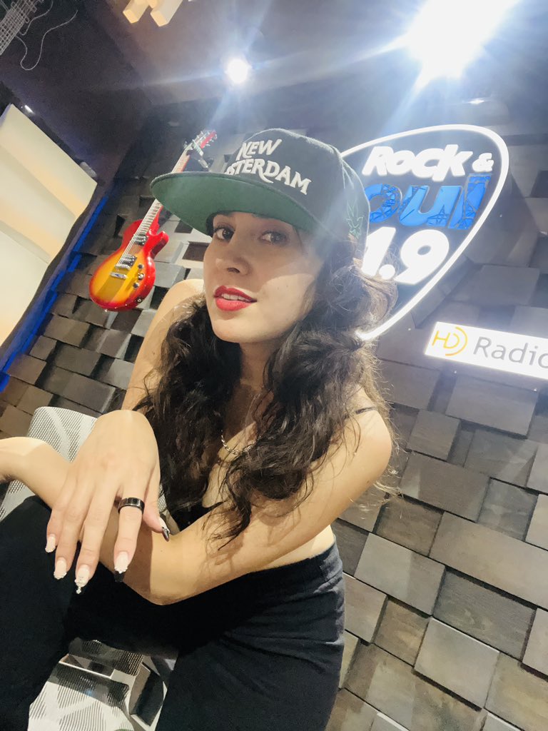 andyyqueenmx's tweet photo. Whats up 😎✌🏻 ¿cuál es la canción con más flow que conoces? 

Yo empiezo 👉🏻 Rollin’ - Limp Bizkit 
@RockSoul919 https://t.co/AVGdgtAbi3