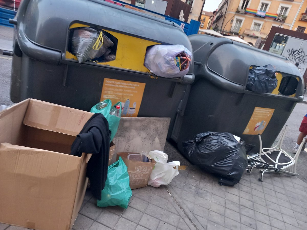Retiren el #vertedero que tienen instalado frente a nuestra puerta en la Pza de #TirsodeMolina
.<a href="/Lineamadrid/">Línea Madrid</a>

<a href="/ecoembes/">Ecoembes</a> <a href="/ecovidrio/">Ecovidrio 🌍</a> <a href="/FCC_Group/">FCC</a>. 
. <a href="/MADRID/">Ayuntamiento Madrid</a> 
<a href="/AlmeidaPP_/">José Luis Martínez-Almeida</a>  <a href="/bcarabante/">Borja Carabante</a>
<a href="/MasMadridCiudad/">Más Madrid Ciudad</a>
<a href="/PSOEMadridAyto/">PSOE en Ayto Madrid</a> 
<a href="/VOX_AytoMadrid/">Grupo Municipal VOX Ayuntamiento de Madrid</a>
<a href="/JMDCentro/">Distrito de Centro</a> <a href="/seguragc/">Carlos Segura</a> <a href="/ppcentro/">Partido Popular Centro</a>
Hedor nauseabundo