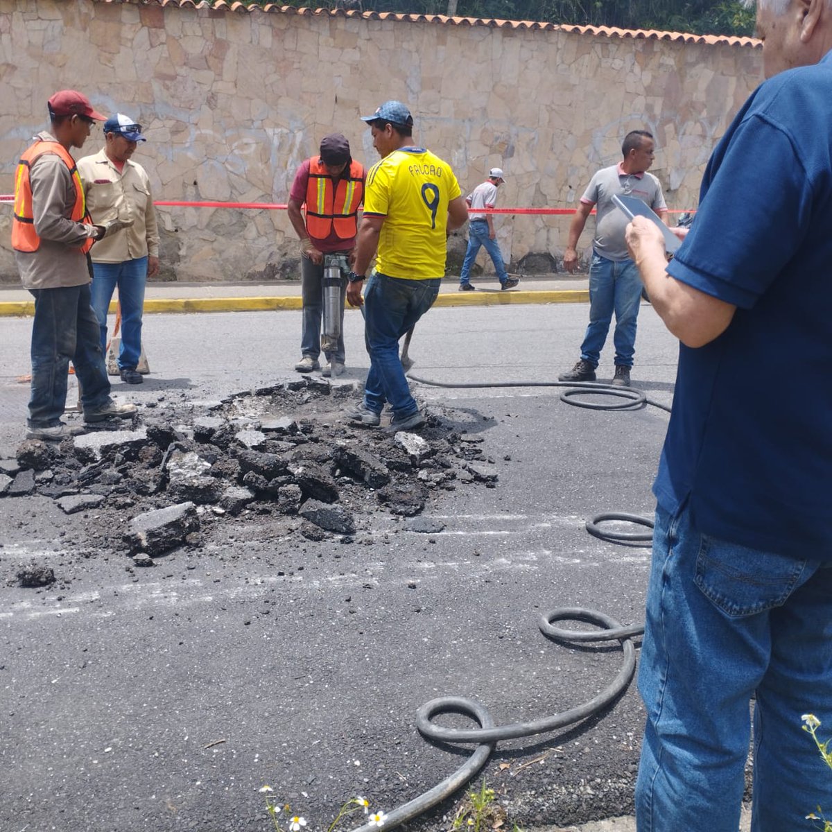 ServiciosEH's tweet photo. 27/06. Vecinos preocupados por la conexión de la Urb. Bosques de Los Naranjos al Alimentador Sur. Protestan el día de hoy ante trabajos de Hidrocapital. Se paralizan los trabajos por parte de la Alcaldía hasta que se clarifique la situación. @ElHatillo @eliasayegh https://t.co/hkhNeeE395