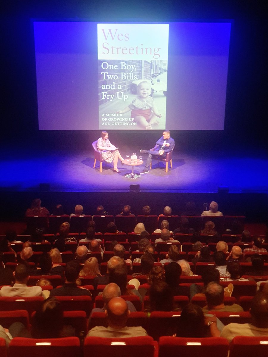 SaiqaQH's tweet image. Enjoying listening to @wesstreeting talk about his childhood, growing up and writing his  book "One Boy, Two Bills and  Fry Up" 🍳 #memoir #growingup #gettingon #booklaunch @KMTheatre