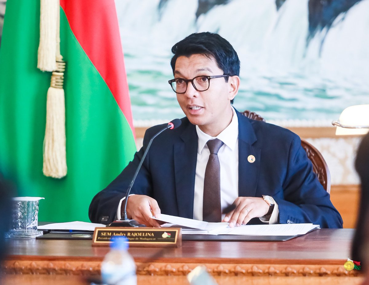SE_Rajoelina's tweet photo. J'ai reçu nos partenaires techniques et financiers ce matin. Ils félicitent et encouragent l'État #malagasy, et confirment leur volonté de contribuer à la tenue d'élections libres et transparentes à travers le financement d'un "basket fund" abondé par les amis du peuple malagasy. https://t.co/Wi0z2fuj66