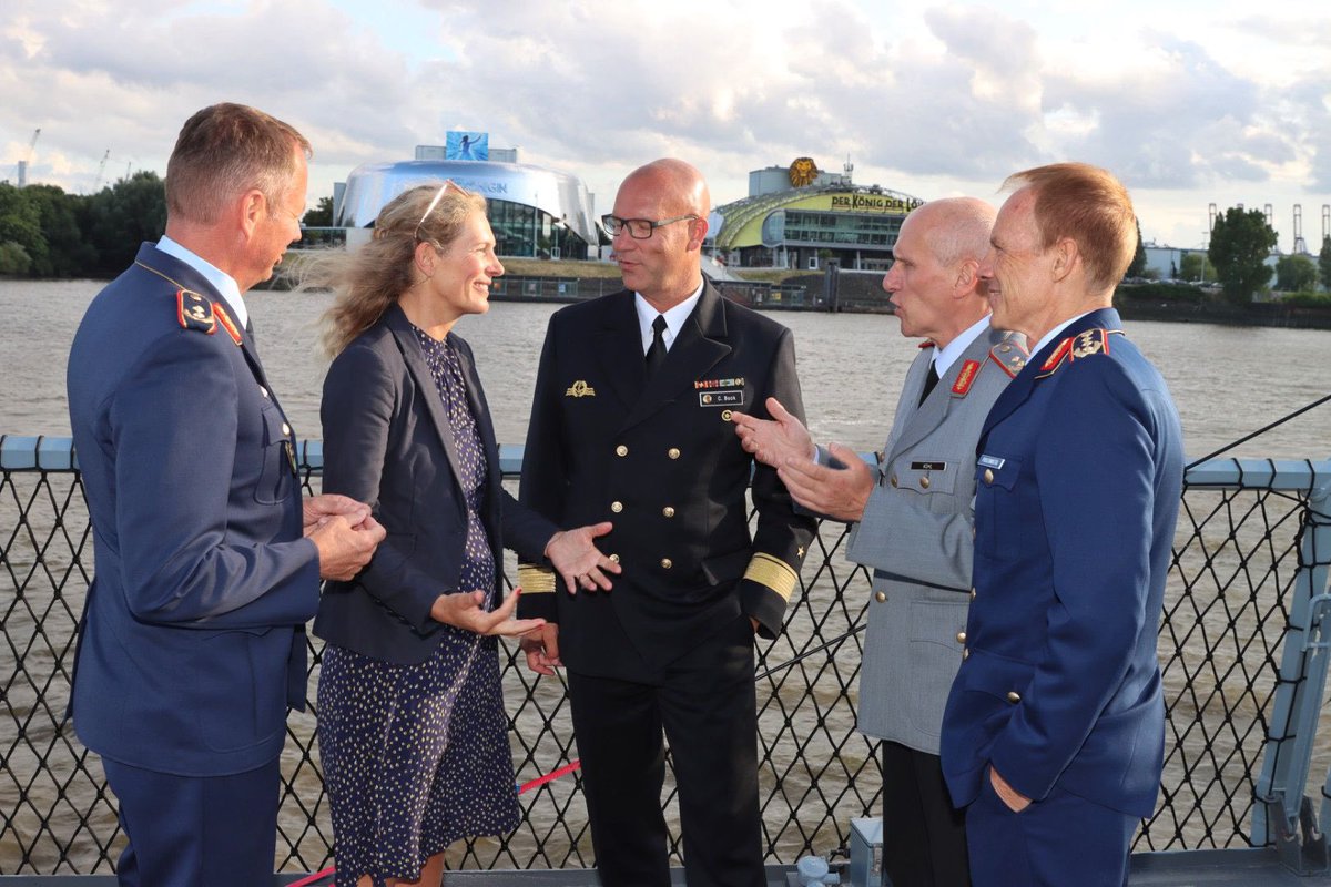 FueAkBwHH's tweet photo. Empfang auf der Fregatte Hessen: Feierliche Einstimmung zur Ergebnispräsentation der Studienphase #Indopazifik des Lehrgangs Generalstabs-/Admiralstabsdienst National #LGAN 2021 im Hafen von Hamburg. General Carsten Breuer, Generalinspekteur @BundeswehrGI, begrüßte die Gäste. https://t.co/bce7ZDTlpk