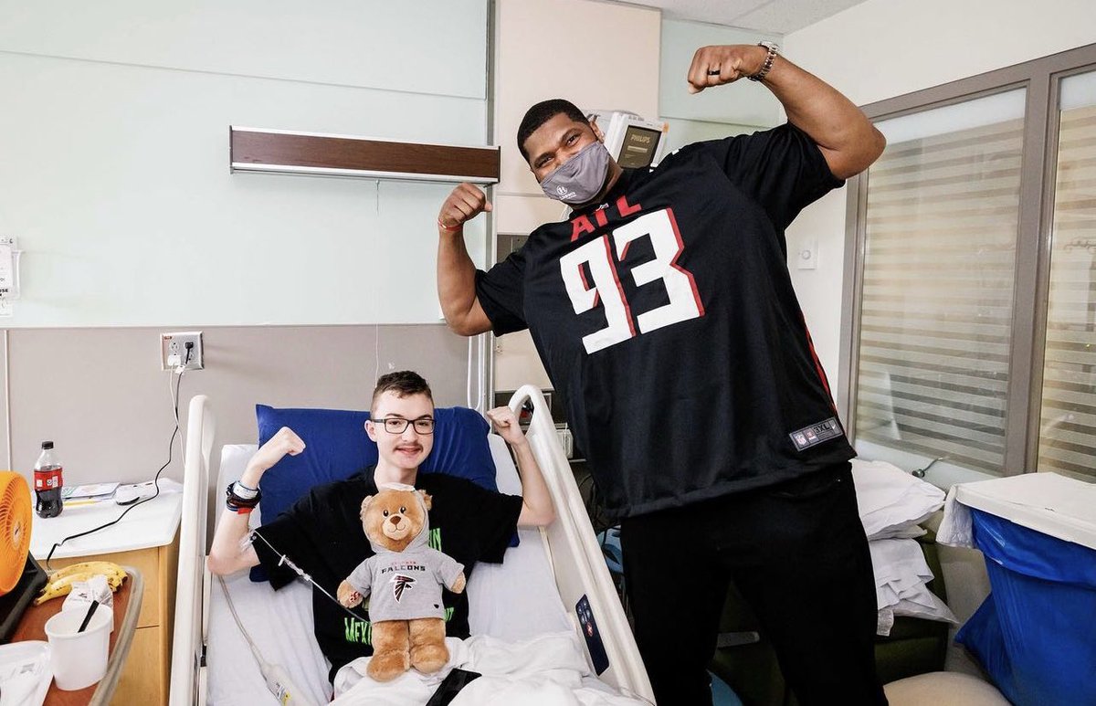 CRCFoundation93's tweet photo. A warm welcome to Atlanta!

@CalaisCampbell spent an afternoon visiting the kids at @childrensatl followed by treating local moms to a surprise grocery shopping spree at @Publix 💚

Photos: @mooreshots https://t.co/Hki6EaqV0v