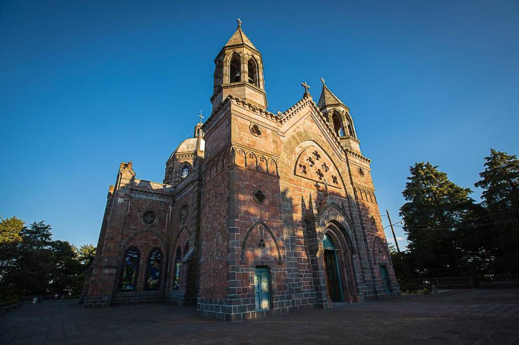 #TurismoReligioso | En el #PuebloMágico de #Jilotepec puedes admirar y recorrer el Santuario de la Virgen de la Piedrita ⛪️ que sobresale por su estilo gótico y su revestimiento de cantera de la región. #ExperienciaEdoméx 

<a href="/RodolfoNogu/">Rodolfo Nogués</a> 
<a href="/AlexaReyesNader/">Alexa Reyes Nader</a>