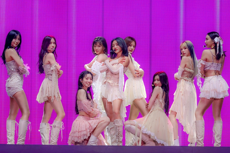 soompi's tweet photo. #TWICE Re-Enters Billboard 200 With "READY TO BE," Making It Their 1st Album To Chart For 10 Weeks
https://t.co/MPB1mmJRhh https://t.co/OmwY0QnRCn