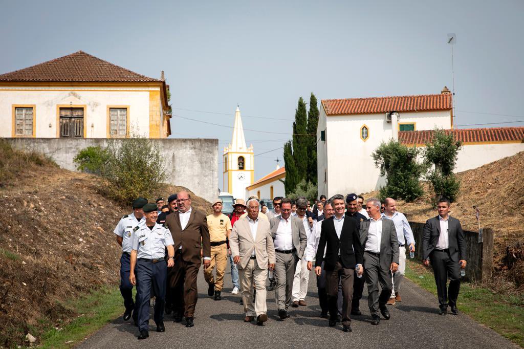 No simulacro de evacuação por #incêndio, a que assisti na aldeia de Santa Clara, em Alcaravela, Sardoal, verifiquei o elevado nível de organização e prontidão na resposta. Acima de tudo, temos de garantir a segurança das populações. A prioridade tem de ser a proteção das pessoas.