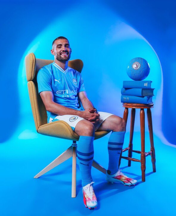 AdegbesanTomiwa's tweet photo. Blue as always look good in you. Welcome to city, Kova! Perfect replacement for Ikay.
#Arsenal #BETAwards #DeclanRice #welcometoCity #Madueke #Locateli #city #Manchester https://t.co/1NHs8LUzCs