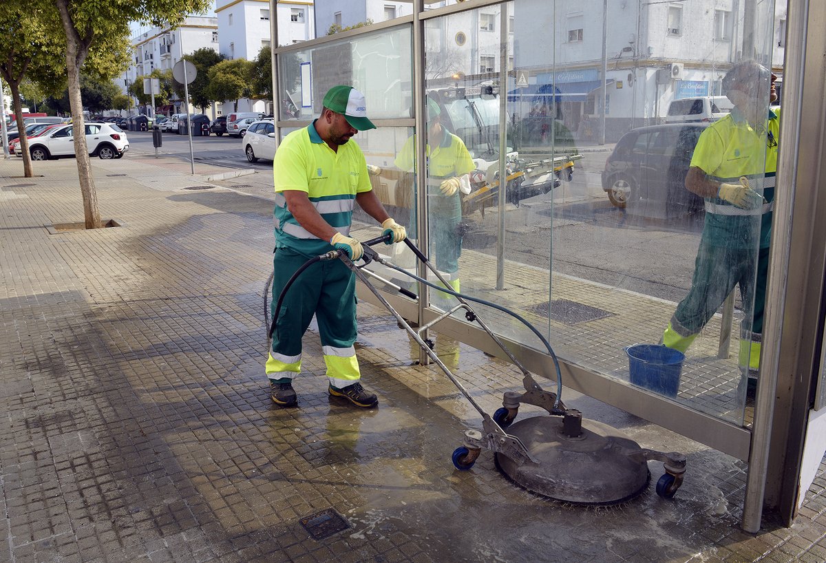 ciudadjerez's tweet photo. ✅YA EN MARCHA Plan Especial de Limpieza de #Jerez
ㅤㅤㅤㅤㅤㅤㅤㅤㅤㅤㅤㅤㅤㅤㅤㅤㅤㅤㅤㅤㅤㅤ
🍃Hoy la alcaldesa @MJGarciaPelayo junto al delegado @JaimeEspinar ha supervisado el dispositivo adicional que recorrerá toda la ciudad
ㅤㅤㅤㅤㅤㅤㅤㅤㅤㅤㅤ
🔗https://t.co/dYFKJoH2Va https://t.co/SprU30SZBy