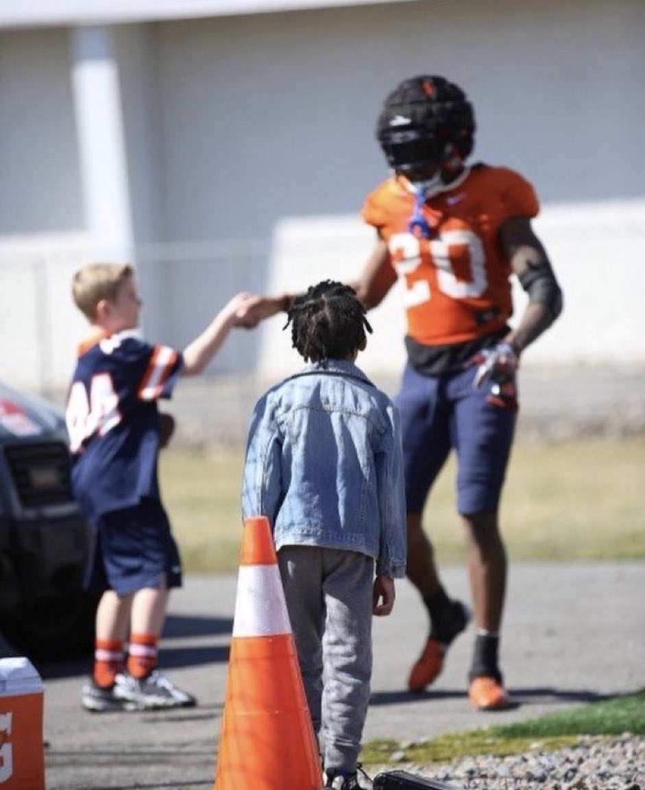 lynchemilys's tweet image. What kid hasn’t made a mistake? The #20 I know has grown a TON since I met him on his OV in ‘21-not even 17 then &amp;amp; so quiet. Fastfwd to June’22-he’s a host on an OV &amp;amp;asking me my thoughts on RoevWade at dinner among other topics.🧡s his team🧡s the kids.A good 🥚 #letlequintplay