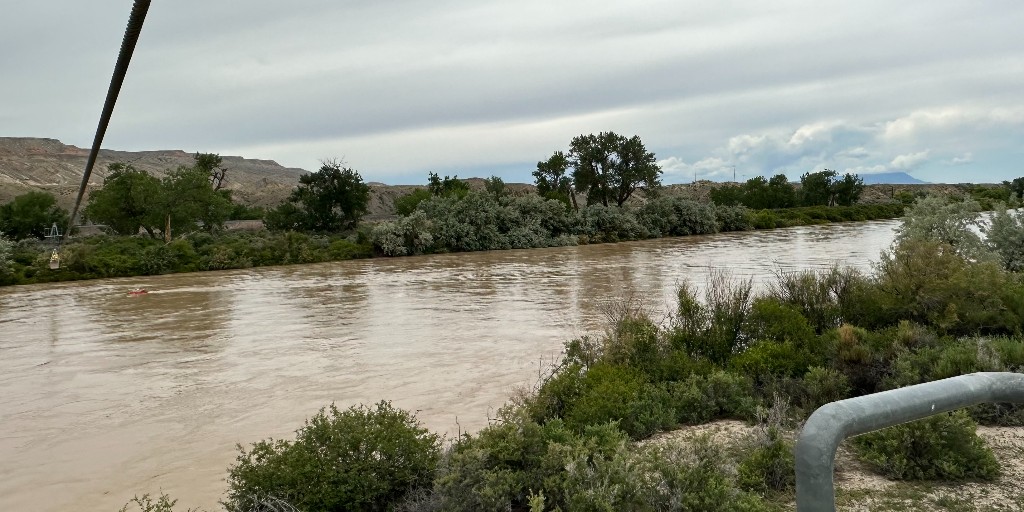 Bighorn River streamflow quickly rose last weekend, so we've been making measurements to ensure online real-time data is accurate. Streamgage at Kane has been recording flows that haven't been seen since the late 1990s. Find real-time data at: ow.ly/IsEO50OYxQh